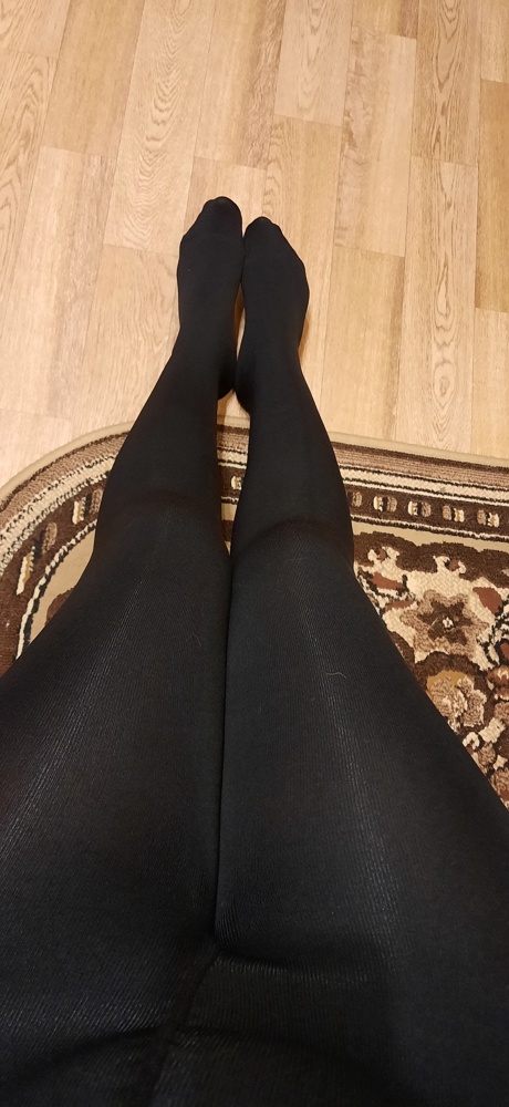 Колготки теплые, мягкие, не тянут, не режут. На ОТ 84 ОБ 102, рост 167 сидят хорошо, не съезжают. Имеют небольшой блеск при направленом свете. Начеса нет, но приятная бархатистая внутренняя сторона. Единственный минус после месяца ежедневной носки появились катышки. На вторую зиму вряд ли хватит.