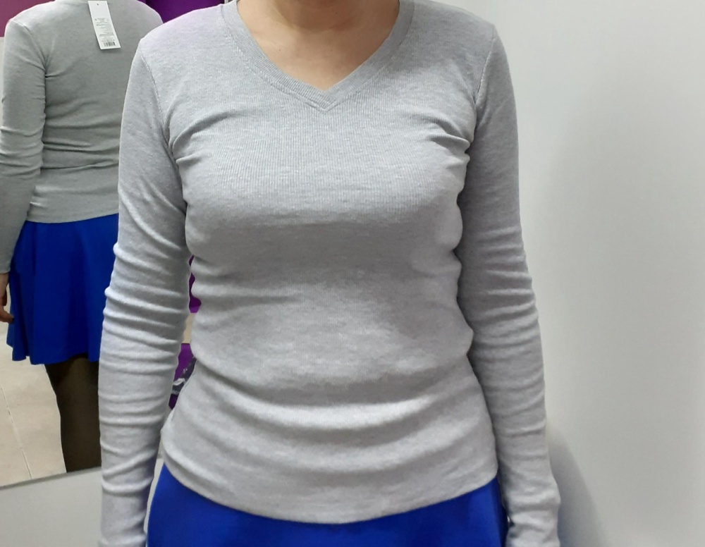 Классный джемпер, цвет светлее, чем на фото. Ткань мягкая, сшить качественно.