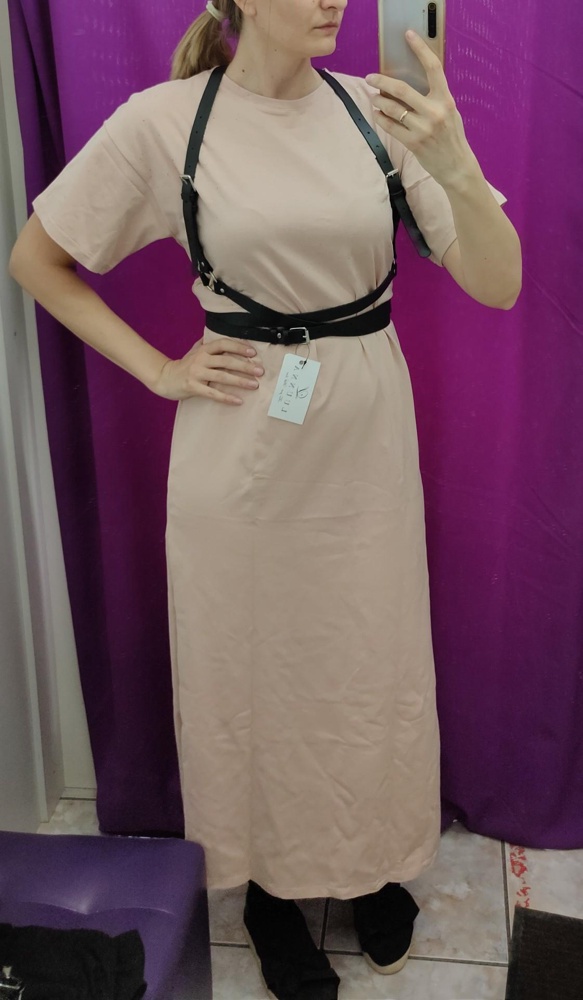 Не знаю насколько кожа, но жутко крошится. Все платье испортила под которое мерила. Отказ!