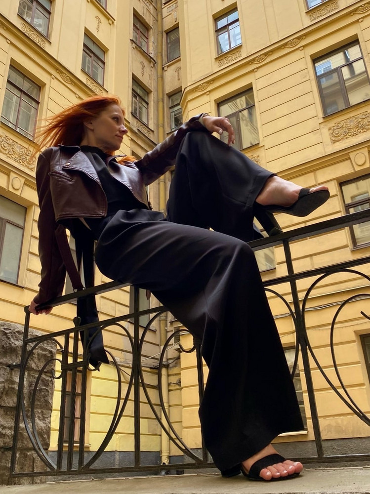 Стильно, сексуально, приковывает взгляды. Ткань хорошая, не мнётся. Завязки длинные, удобные. Силуэт в этом комбезе просто пушка, брюки палаццо определенно лучшее изобретение человечества. 