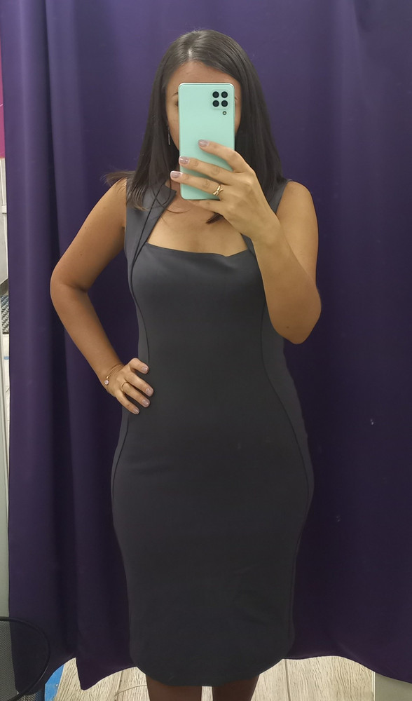 На свой 44 взяла 46, село в обтяг. Ткань плотная, приятная. Забрала, но думаю вернуть, сильно обтягивает видно все несовершенства (( хотя платье очень понравилось , надо иметь идеальную фигуру чтобы его носить