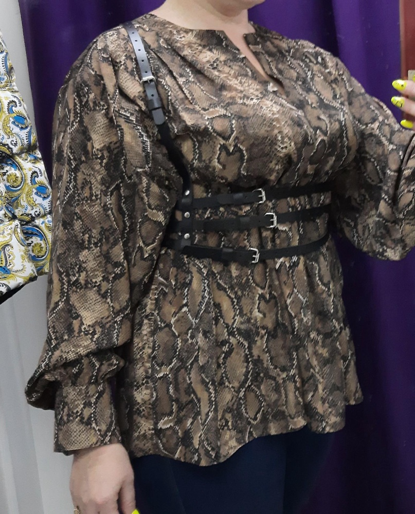 Партупея понравилась купила за 935 денег своих стоит . Сперва засомневалась в натуральности ( ворсинки с обратной стороны склеены кожей не пахнет , решила проверить зажигалкой не горит и только тогда пахнет подпалёной кожей. Так что это натур.кожа 100%. Советую