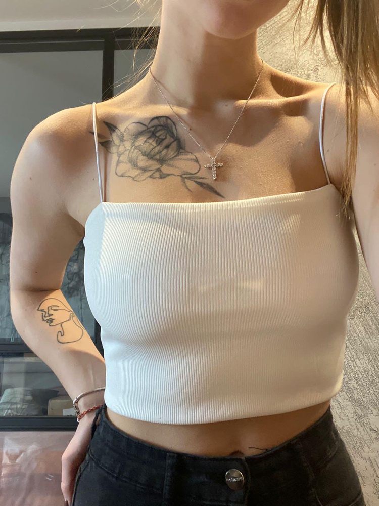 Заказала сразу в двух цветах! Топ шикарный, очень приятная к телу ткань. Тонкие бретельки выглядят очень женственно. Отличная база под любой второй слой (кардиган, пиджак). 