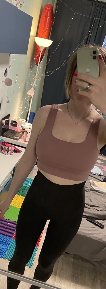 Качество отличное!👍🏻 на ОГ 95 Взяла размер М, немного давит грудь, а снизу чуть свободный. Но норм, чашечки вытащила, тк с ними очень давит😅