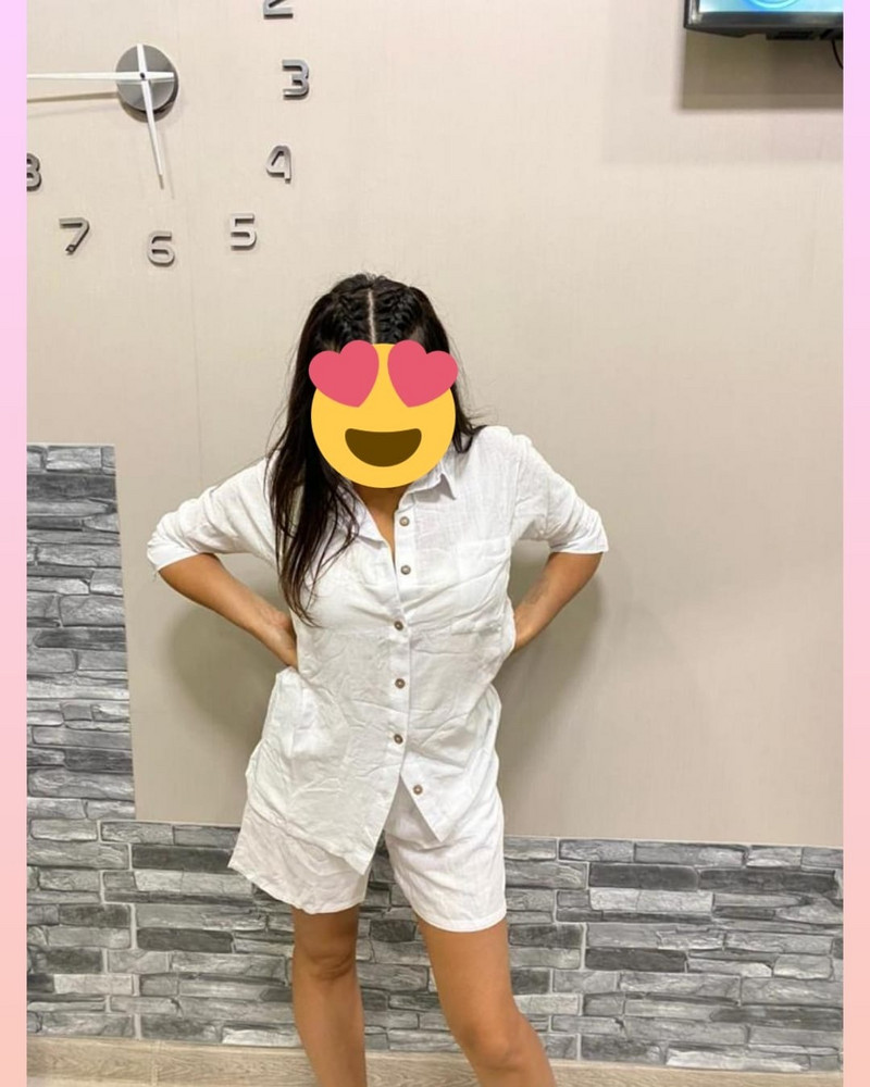 Классический летний костюм, качественно сшитый и полное соответствие размерам. Материал приятный не синтетика. Отгладить/отпарить и можно спокойно летом в офис. Я очень довольна, мерси.