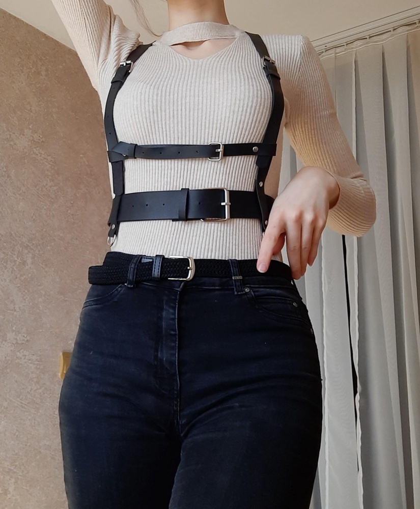 Товар пришёл качественный, соответствует описанию. Все легко регулируется и настраивается под нужный размер. Красивая и удобная вещь.