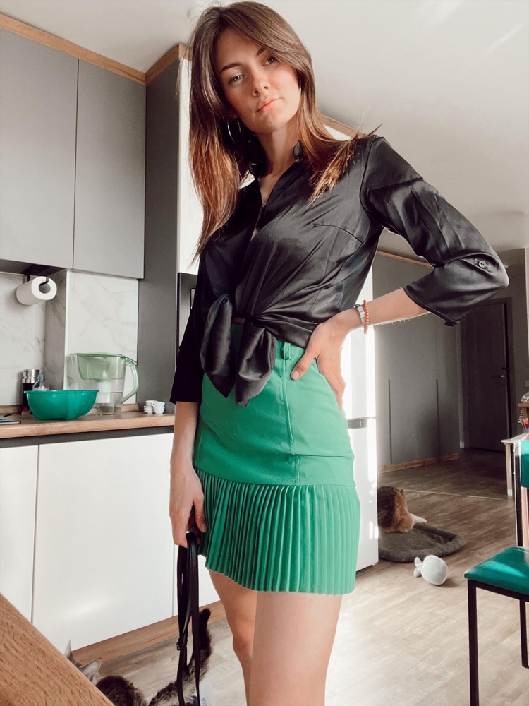 Суперская юбка!!! Немного тянется даже ) немного подклад порванный😭 и увидела это уже дома, обидно !! 