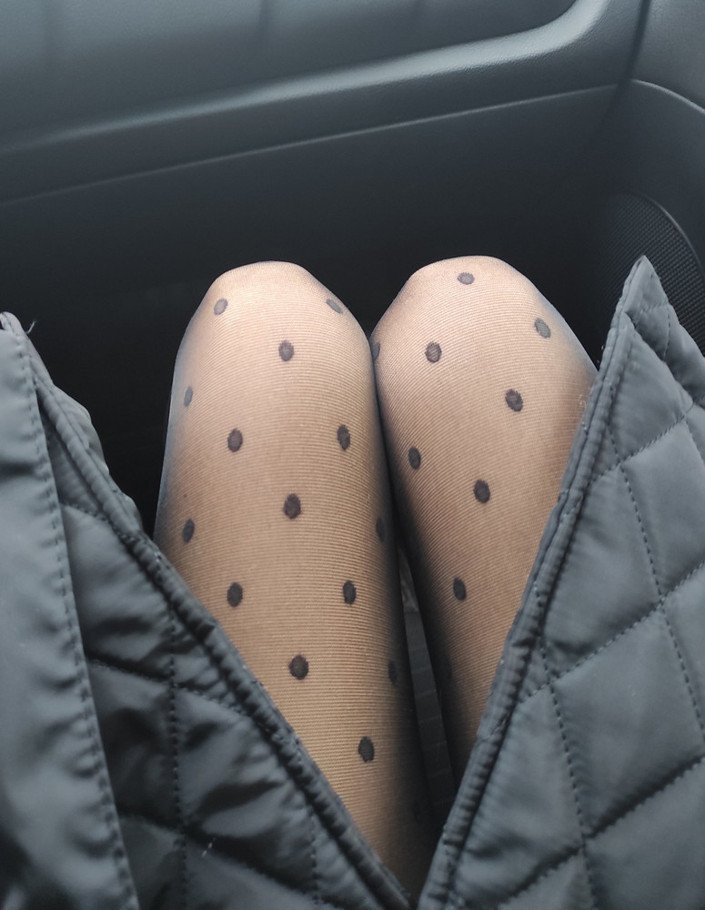 Красивые,достаточно плотные,удобные колготки. Одела пока второй раз,но показалось,что не так быстро образуются затяжки ,как это частенько бывает,особенно на черных колготках. На 42 размер отлично,нигде ничего не давит.