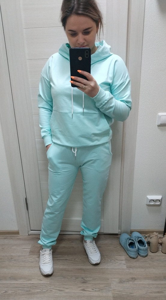 Отличный костюм
Цвет, материал, цена👍  на свой 44 взяла M.  Не согласна, что только на высоких..мой рост 162. Берите, и даже долго  не думайте!))