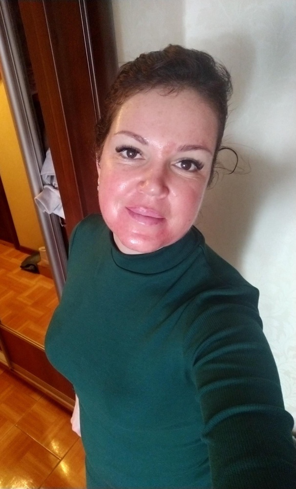 На свои параметры ОГ 96, ОТ 77, ОБ 96 чтоб с запасом купила М, как базовое платье на работу рекомендую. Без всяких поясов выглядет отлично, даже на не идеальную фигуру. Утягивающие трусики и колготки в помощь, куму не идеально. Качество соответствует цене.