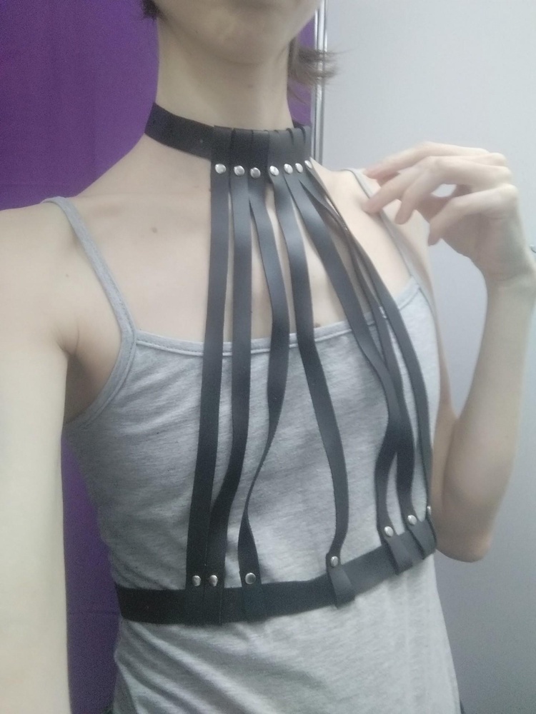 Ремешки широкие, мягкие, сделано качественно. Но обратите внимание пожалуйста на размер воротника, на шею 31 см оказалось недостаточно дырочек, впритык. Возврат, потому что на плоскую грудь не подошло.