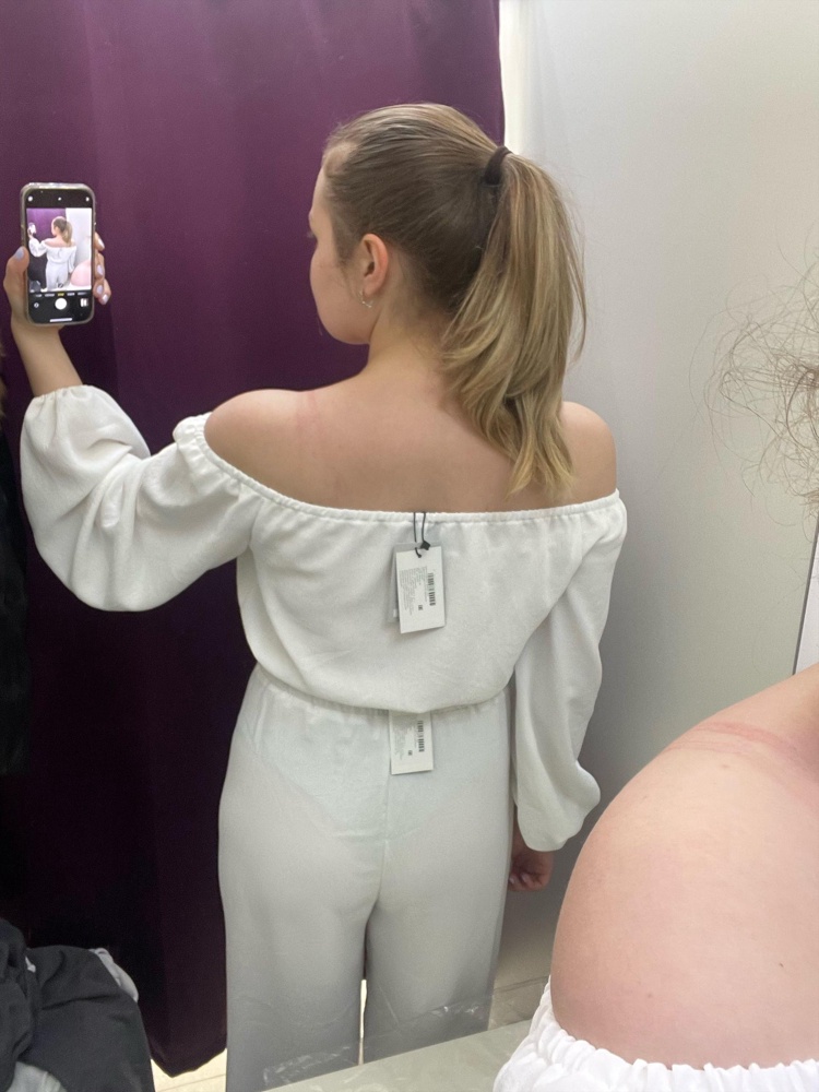 Мне все понравилось ) да немного просвечивает, но это же летний вариант! Телесное, бесшовное белье и все гуд. Я переживала , что будет выделятся живот из-за высокой талии , так как после родов 7 мес прошло и форма без спорта так себе, а оказалось костюм все скрадывает и наоборот струящаяся ткань создаёт впечатление, что проблемных зон нет)) даже в белом цвете. И костюм не мнётся, что тоже плюс. Покупкой довольна. Спасибо)