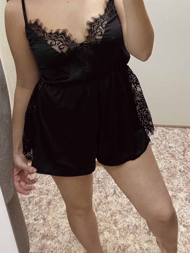 Ни жмёт, ни давит, не перетягивает.. на мой 44-46 сел идеально. Осталось отпарить и будет класс)