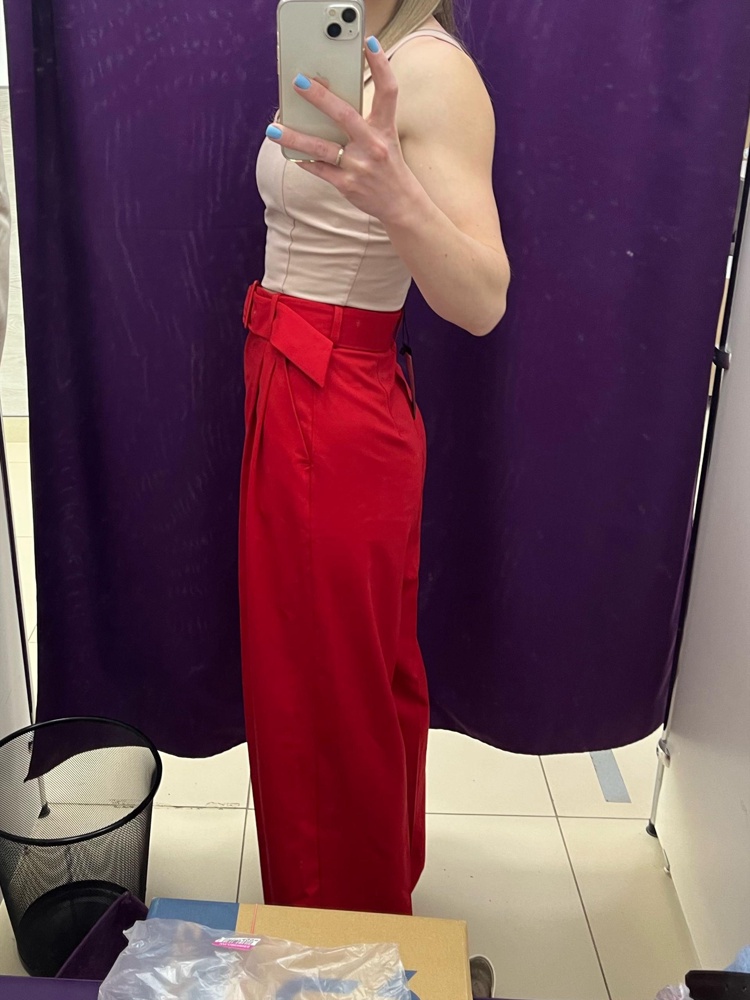 Ткань плотная, приятная, качественная. Ремень тоже аккуратно сделан. По талии размер ххс сел идеально. Сзади хорошо смотрится. Но широковаты штанины для меня, не взяла(