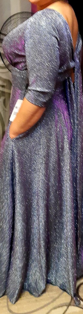 Платье 🔥смотрится богато,очень красивое и удобное платье.Класс за такую цену.
То что сыпется за ранее все предупреждены там все написано в описание.
Для Меня это не критично,для этого и есть праздник,буду блестит.
Спасибо производителю за шикарный крой платья.