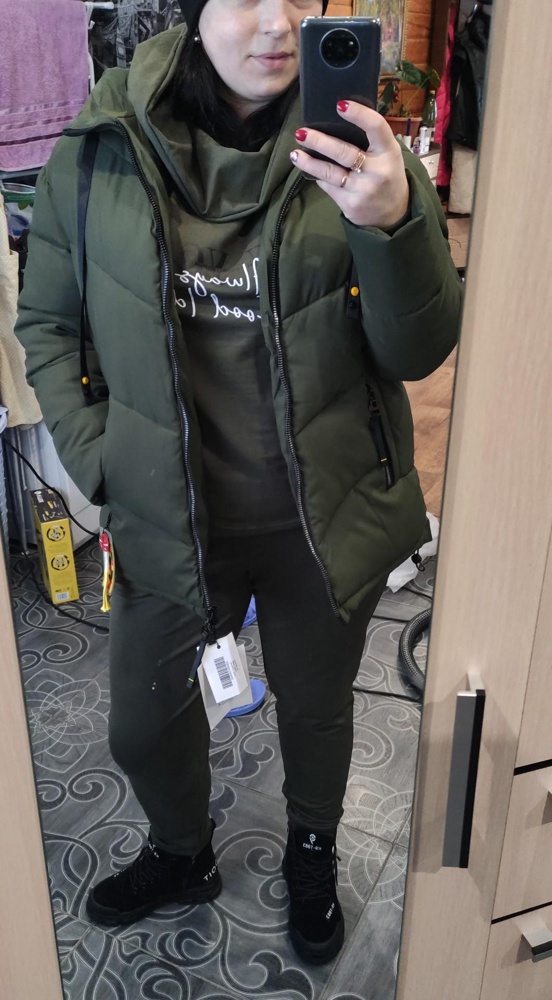 Отличный костюм, выбирала под цвет куртки, цвет соответствует. Что касается самого костюма-нареканий нет, строчки ровные, размер соответствует. Ношу 50, взяла 52 и прям рада, такой свободненький. Если не любите свободно, то берите именно свой размер.