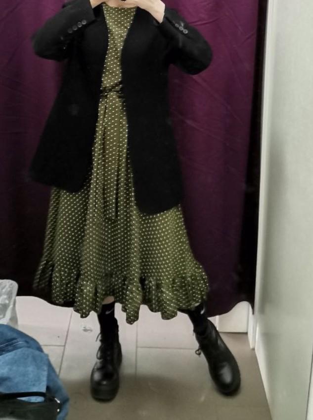 Платье хорошо село, очень красивое. Ношу с пиджаком и беретом, создаёт французское настроение 🥺💔
