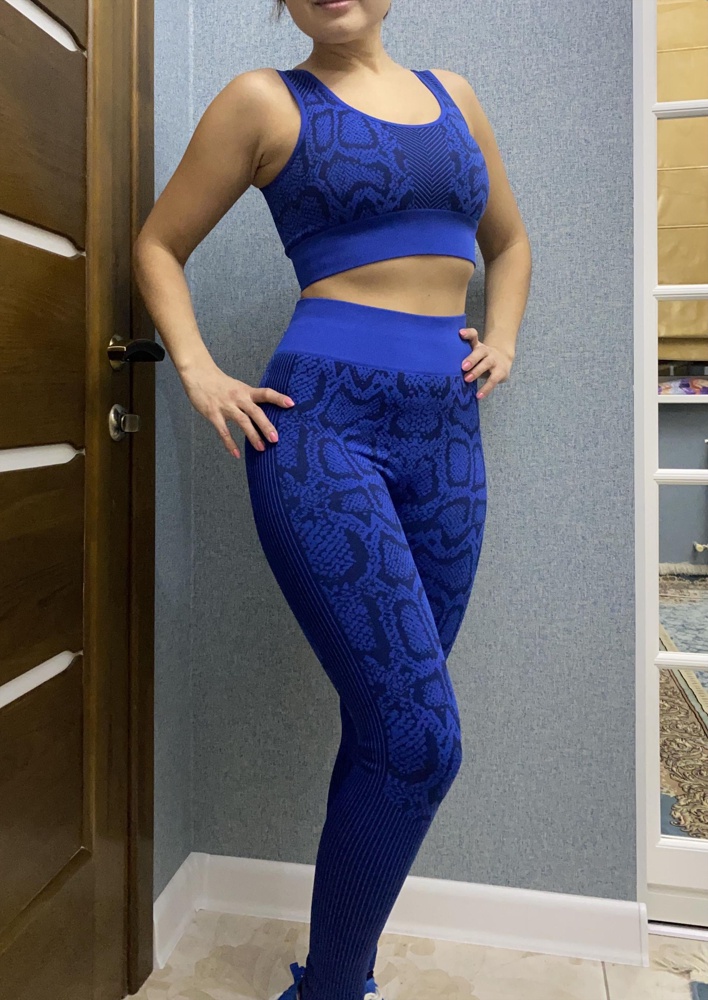 Офигенный костюм!😍 Во время тренировки топ держит идеально. Резинка на лосинах слабовата, но это не критично. Брала S на свой 44 размер. 