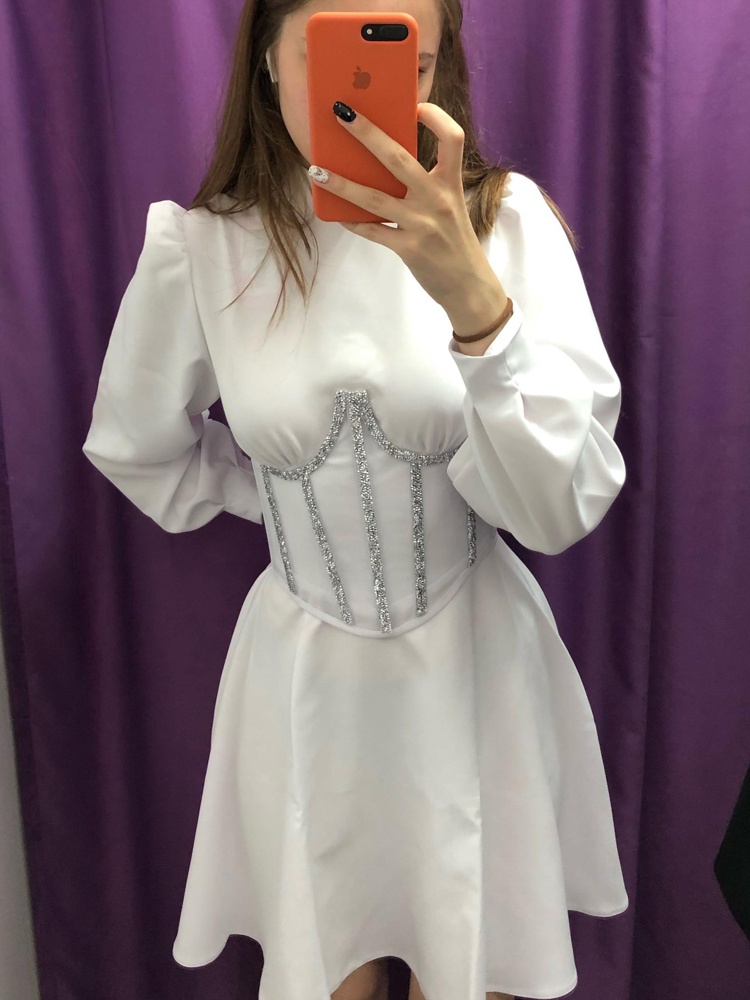 Прекрасный корсет, надену на выпускной его🥰 в первые 1.5 часа немного отклеилась одна полоска со стразами, я приклеила конечно на суперклей и все стало хорошо, но за это минус звезда:(