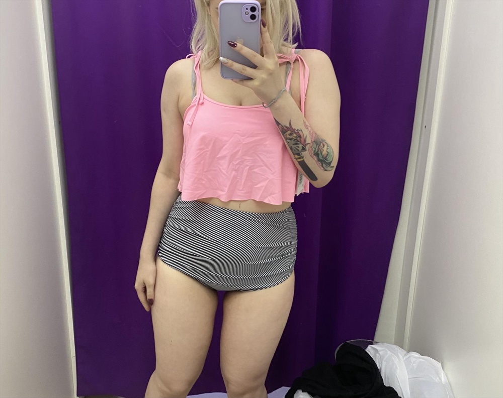 Очень классный купальник 👙 Верх хорошо сшит, внизу отличная подкладка. И как видно по фото, не много скрывает животик, если он есть. Довольна покупкой, как раз именно то, что я тебя хотела.