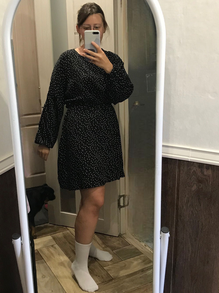 Отличное платье, пошив аккуратный, приятно удивлена что нет молний и пуговиц, буквально влетаешь в него)