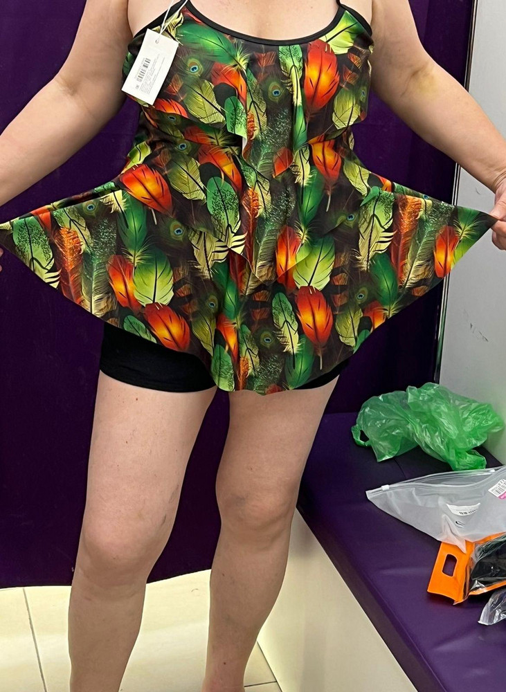 Товар отличный, но для молодежи и небольшую грудь. В мои 55+ с бюстом размера С и размером 50-52  выглядела смешно, как переросток. И велик оказался.