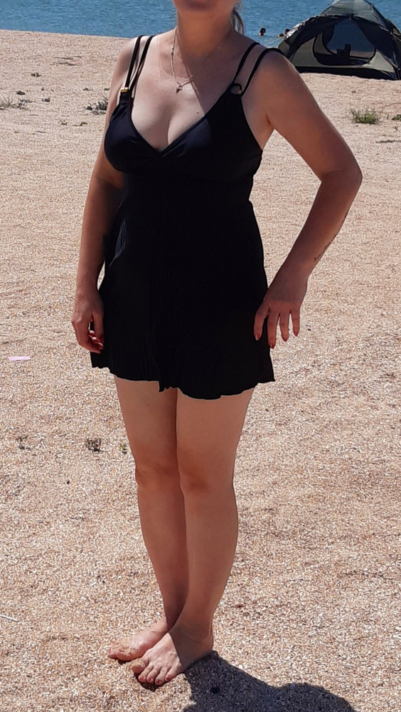 Отличный,прикрывает все огрехи фигуры.Очень боялась,что даже после стирки,посинею в море))очень уж линял.Но нет,все хорошо.Да,есть в нем что- то от комбинации,но все равно очень понравился.Размеру соответствует,100-84-104.Спасибо!