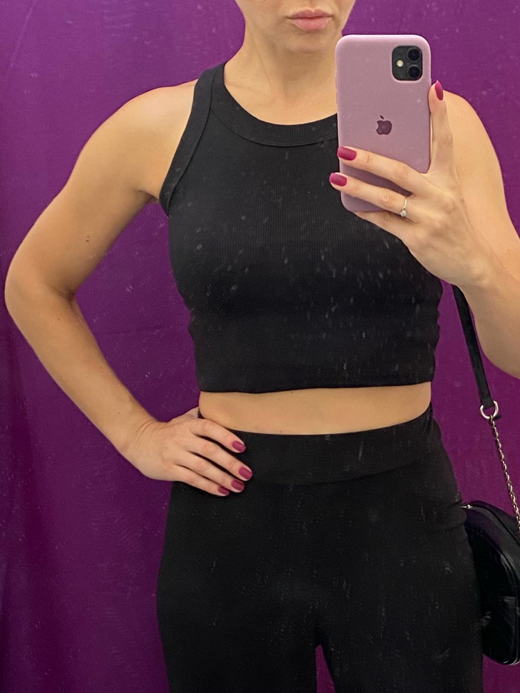 Отличный топ, максимально простой, и потому универсальный 