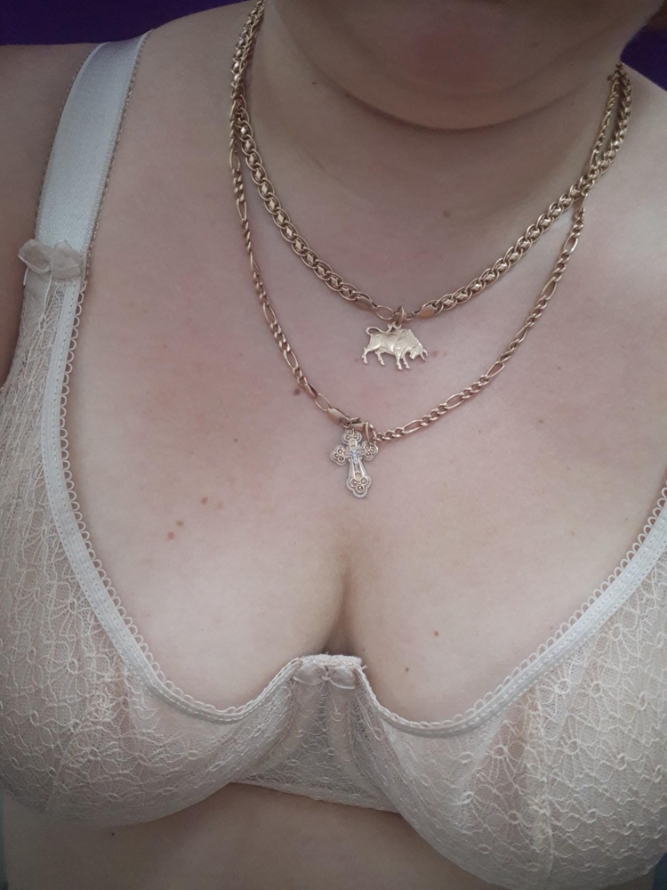 Приятный к телу материал, но вот чашка мне не подошла. Она как то оттопыривается