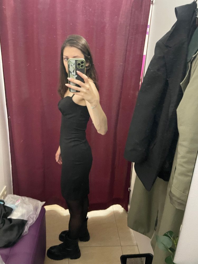 На параметры 81-61-88 и рост 153 еле влезла в 40 размер. И даже с моим ростом вырез глубокий получается. Из плюсов лямки регулируются и хоть эта синтетика, но дискомфорта не ощутила. Не выкупила