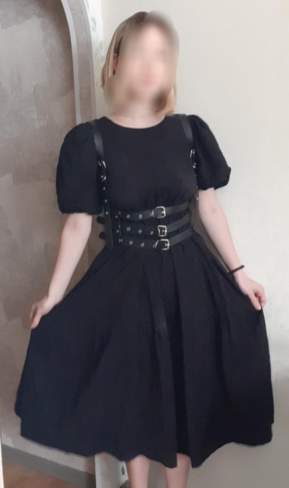 Собирается легко и быстро, заказывала для этого платья, подошло идеально. Не крошится, крутая
На 42 подошло нормально