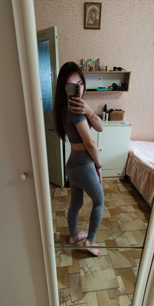 Замечательная ткань, отлично тянется. Не просвечивает, плотная, но в ней не жарко. Чувствуется ,как вторая кожа. Хорошо впитывает влагу, быстро сохнет.Но маломерит . На свой размер S брала М. (83-58-90)