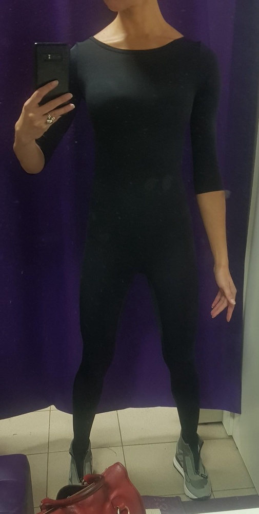 Размер 160xs идеально подошел на рост 169, параметры 82×62×82. Ничего нигде не стягивает и не болтается. Сделано качественно, все швы ровно прошиты.До этого брала 170xs в коричневом цвете, особой разницы при сравнении с 160xs не заметила. Коричневый надевала 5 дней подряд на тренировки, он сильно намокал и высыхал, пятен невидно, неприятного запаха так и не появился. Это идеальный комбинезон. Обычно стираю все ежедневно, с этим костюмом можно не переживать, если вдруг забыла положить в сумку сменный.