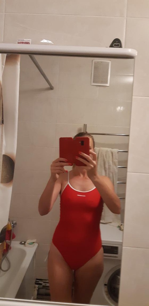 Купальник превосходный, да еще и за такую цену, вообще шикарно!!! Швы все прошиты, подклад не "ездиет". Имейте ввиду, что при намокании будут видны соски, но это совсем не минус. Чашек нет. Подтягивающий эффект присутствует. На свой рост 173 и вес 63-64, подошел идеально 46размер.  В общем, я в восторге!!!