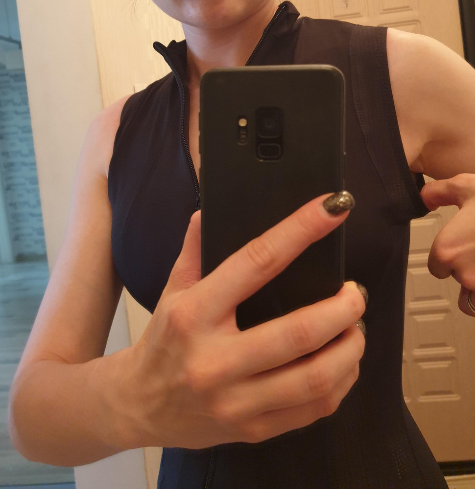 Все вроде ничего и размер подошел, даже немного запас есть, но под руками очень узко (резинка впивается подмышками). Спинка красивая - ткань в дырочку хороша, но спереди двойной слой - прям зимний купальник (в жару можно спариться).