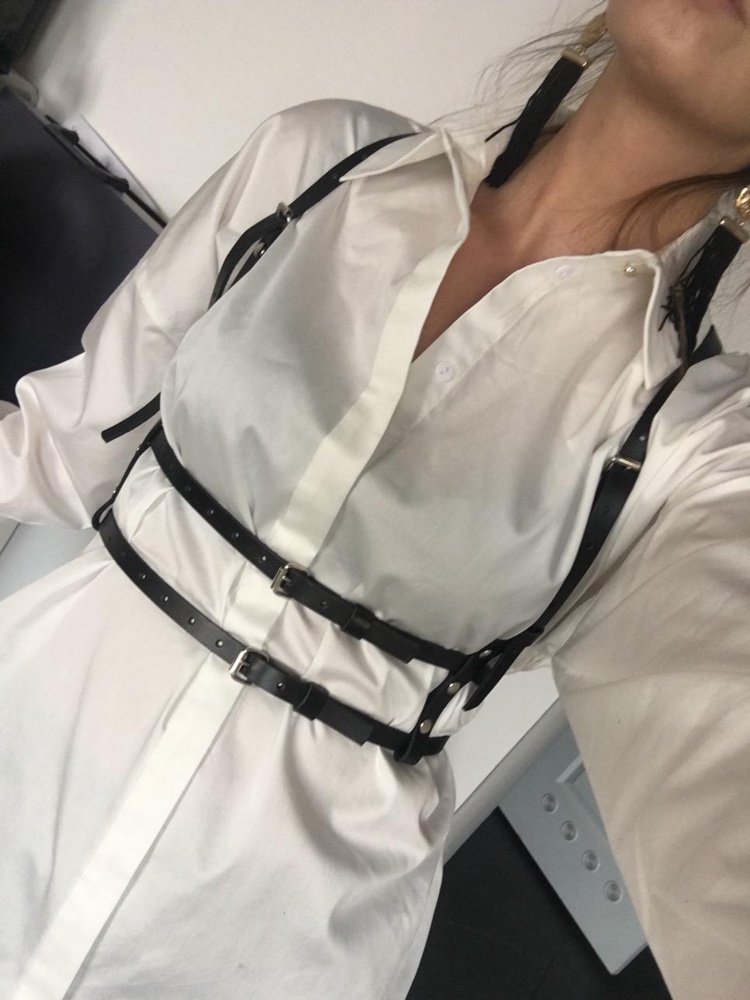 Портупея огонь!))) хорошее качество, ничем не пахнет, очень сексуально выглядит практически с любым образом))