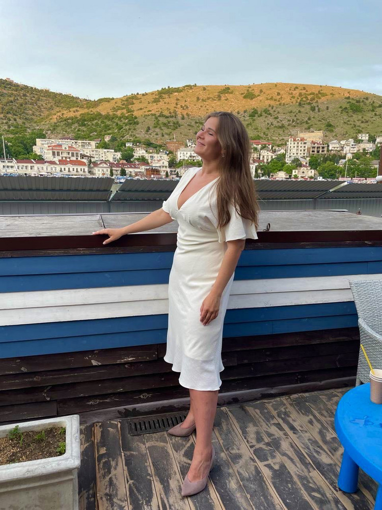 платье очень красивое, я бы сказала идеальное, подчеркивает плюсы, скрывает недостатки. НО. одела 1 раз, постирала, и от черных лент полиняло, остались черные полоски. очень жаль, понесу в химчистку, а это деньги и время. надеюсь там отстирают, потому что у меня не получилось😭