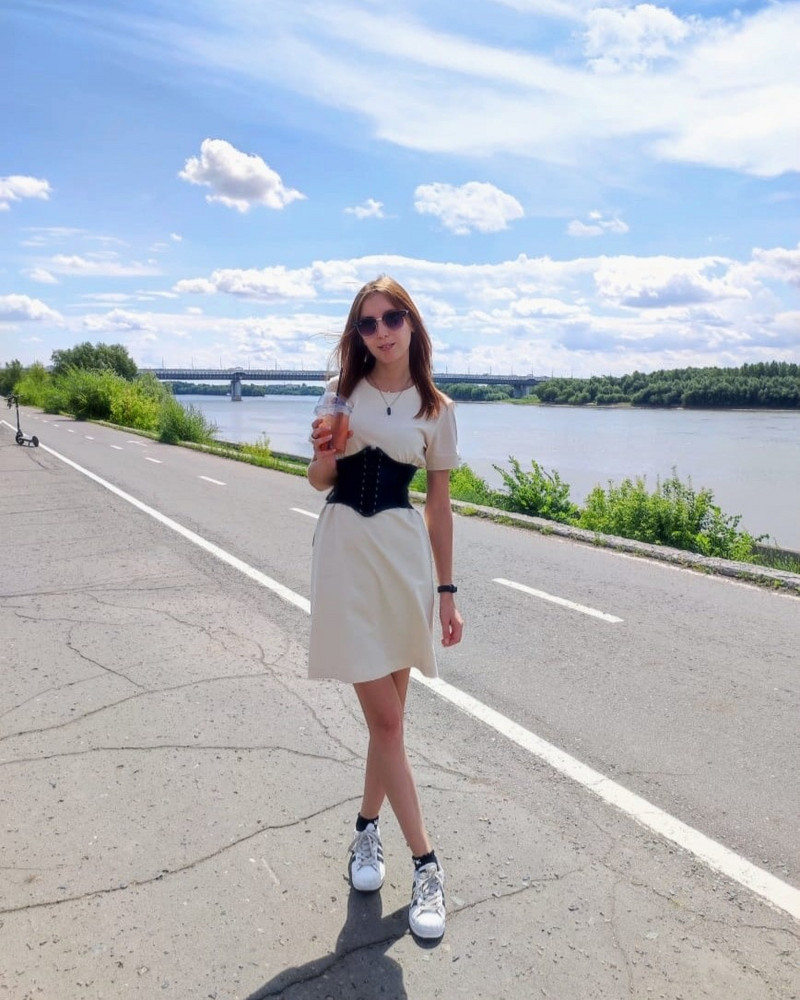 корсет просто бомбический,нитки не торчат,сам не вонючий,а главное это первый корсет который не салился с меня