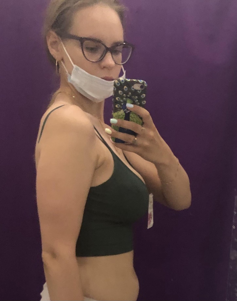 Сшит хорошо. Всегда хотела топ с хорошей поддержкой, но из за большой груди, я думала это останется мечтой. У меня размер 75G. Я влезла, но кажется ещё чуть-чуть и они вылетят😂. Можно было оставить, но хотелось бы, чтобы грудь была повыше, а лямки перетягивать уже некуда, можно попробовать укоротить их и всё будет отлично.