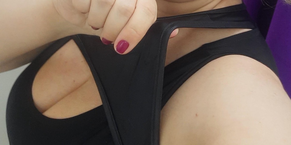 Симпатичный топ, секси, немного непонравилось как верхняя деталь под кожу как то топорщится, поэтому не стала брать. Может надо рост повыше, чтоб она бы
была натянута, не знаю