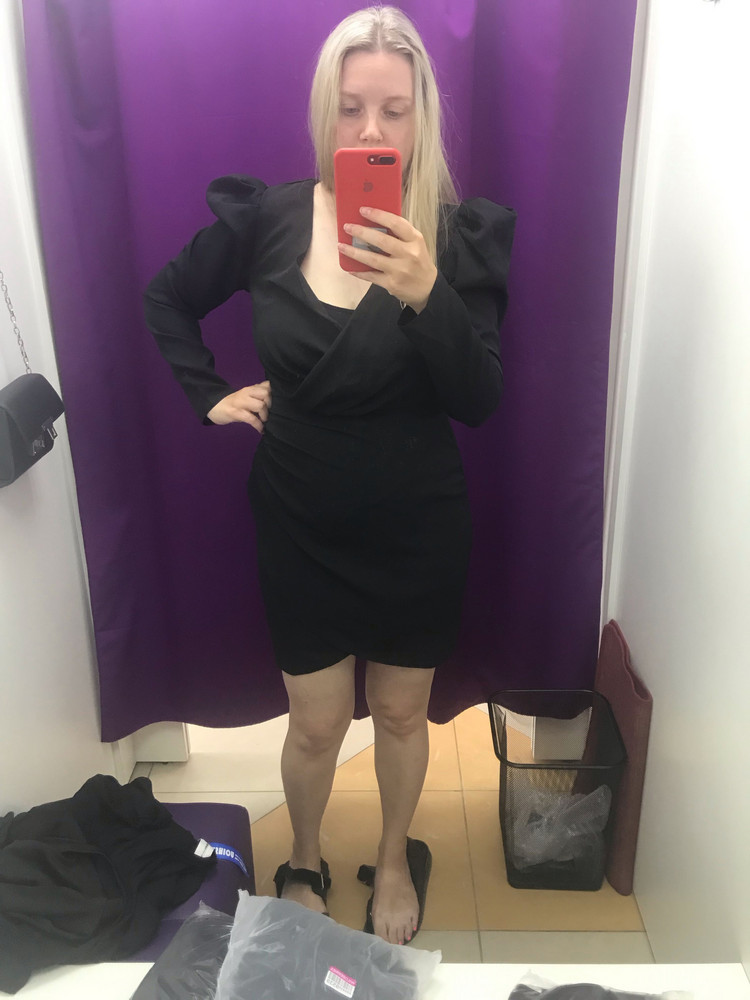 В платье заедает молнию,но платье неплохое