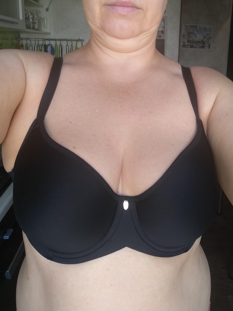 Ох, какой он классный. На фото совсем не так смотрится. На моём фото все видно, все прибрано))) боковые лямки с застёжками бесшовные, класс