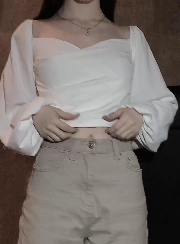 Очень воздушная и нежная. На бюст 83 размер s сел отлично. Плечики спадать не будут, резинка там хорошая. Короче, я влюбилась в эту блузку 