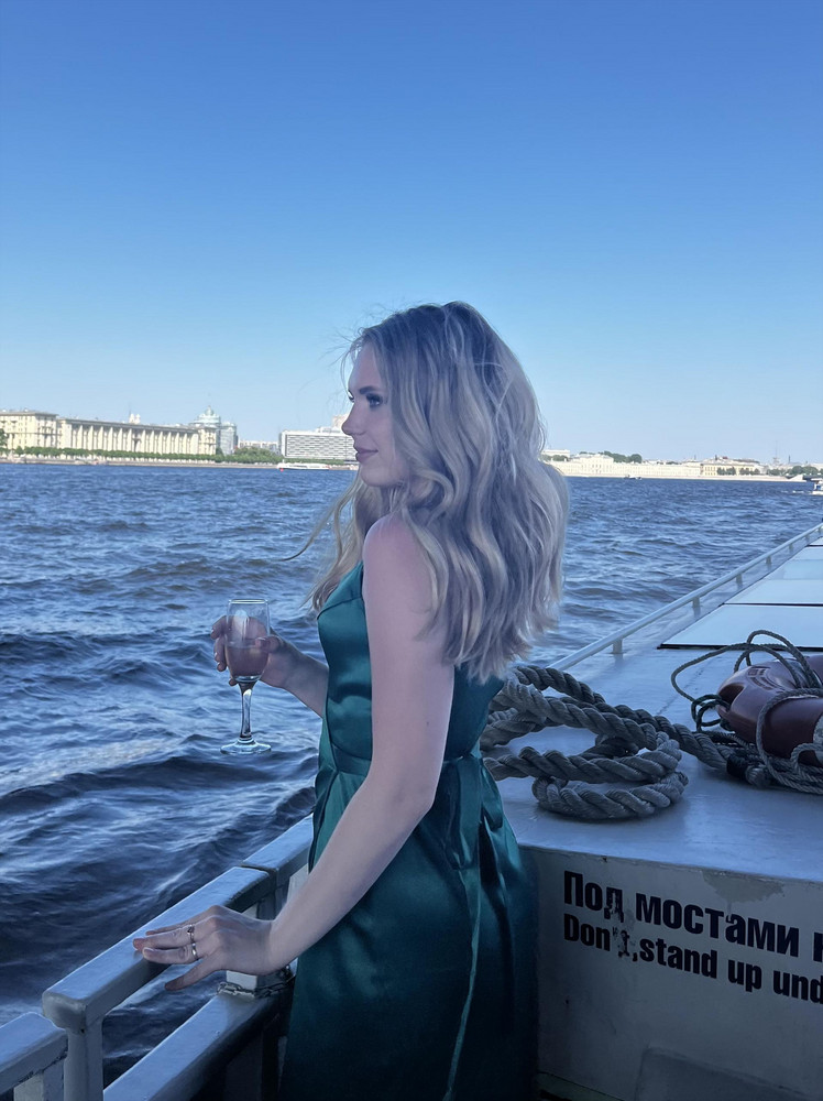 Это просто шикарнейшее платье! Сидит идеально , цвет великолепный ! Я в восторге:) правда в области подмышек мне пришлось ушивать , так как ткань торчала …. Заказывайте данную модель, и вы не пожалеете😍