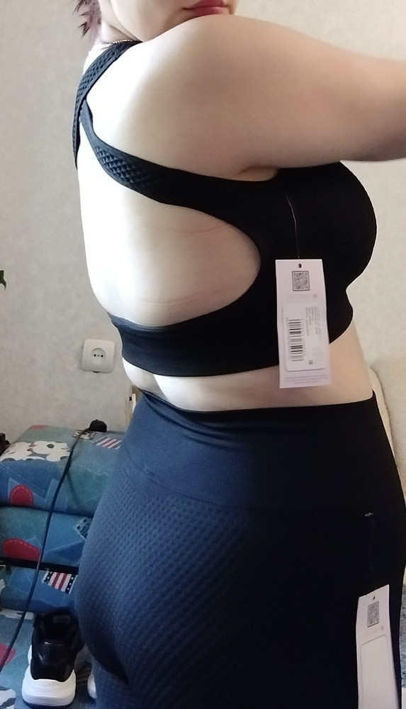 Качество хорошее, нравится узор. Все понравилось. Но! Я специально заказала XL потому что у меня большая грудь и как итог: кофта и легенсы как раз, а топ свободен!(было важно чтобы он хорошо держал грудь) :( Ну ладно, взяла, если что буду носить этот топ как домашний. К качеству и доставке вопросов нет.