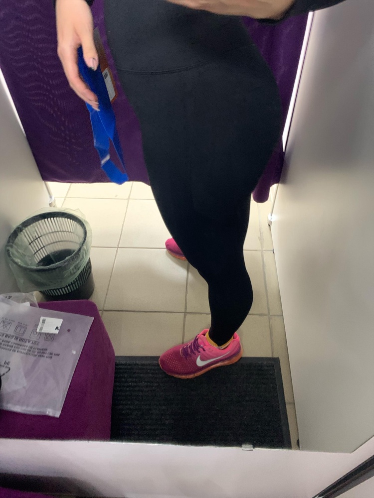 Отличный костюм, как и хотела. Мой размер 44. Взяла м и не прогадала. Сел отлично. Наделся легко и нигде не жмёт и ничего не свисает. Плюс подарочек в виде резинки. Приятно.