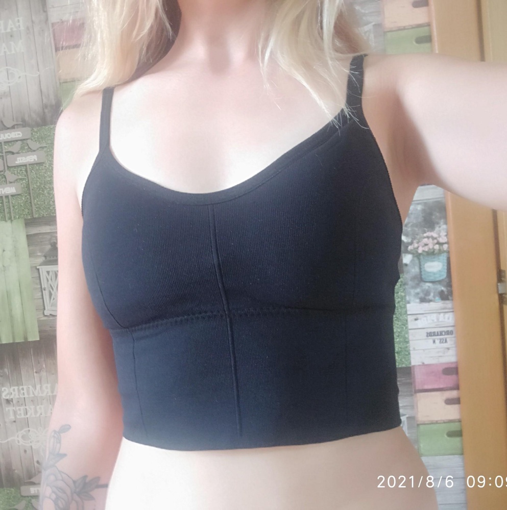 Классный топ на лето, да и вообще под футболку вместо бюстгальтера идеально. В подар положили резиночку