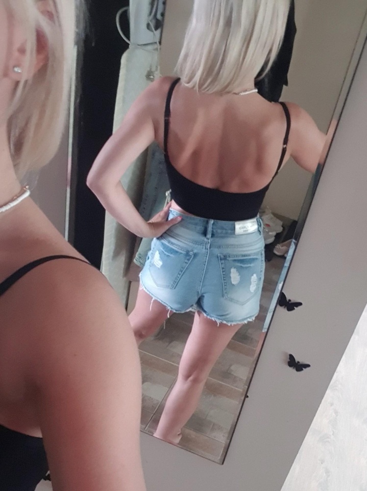 Не просто было топ одеть😂 параметры мои 90-71. Утяжка лютая. При ходьбе край заворачивается на животе. Пришёл без крестика на спине. Но, я когда ждала его, именно так и хотела очень.