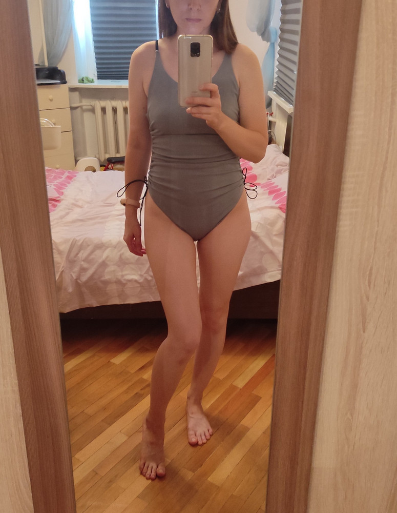 Очень ждала купальник, приготовилась морально к тому, что на мой рост 154 см он будет очень велик. Так и вышло. Но он мне очень понравился. Поэтому час переделок и вот так он сидит. Вырезала резинку в груди, убрала вставки, укоротила снизу (я не швея). Цвет на последнем фото самый точный. Мой вес 44 кг. Хорошо, что можно регулировать сверху и по бокам.