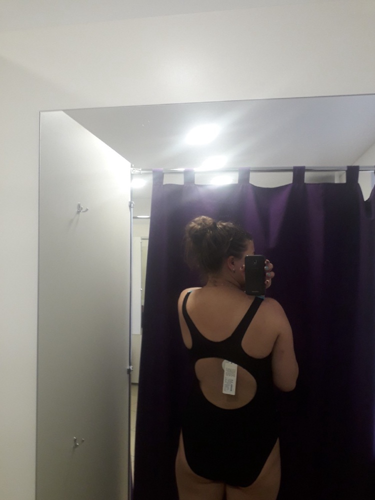 Купальник классный, да еще и за такие деньги. Ткань плотная, тянется хорошо, но на свой рост 175 взяла на размер больше 2ХL, сел отлично. Рекомендую.